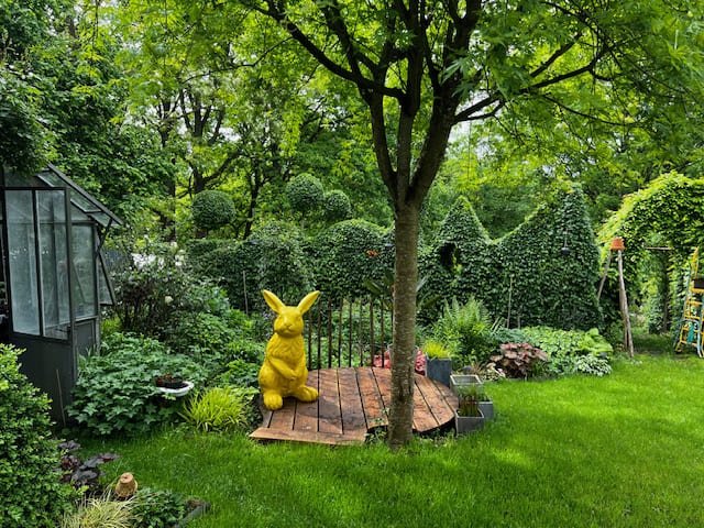 la pépiniere des jardins arbres sculpture lapin jaune