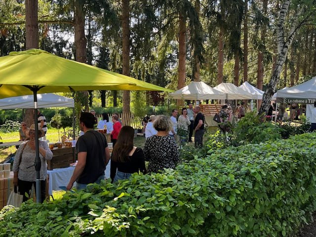 Exposants et visiteurs sur la Fête des plantes à Drevant