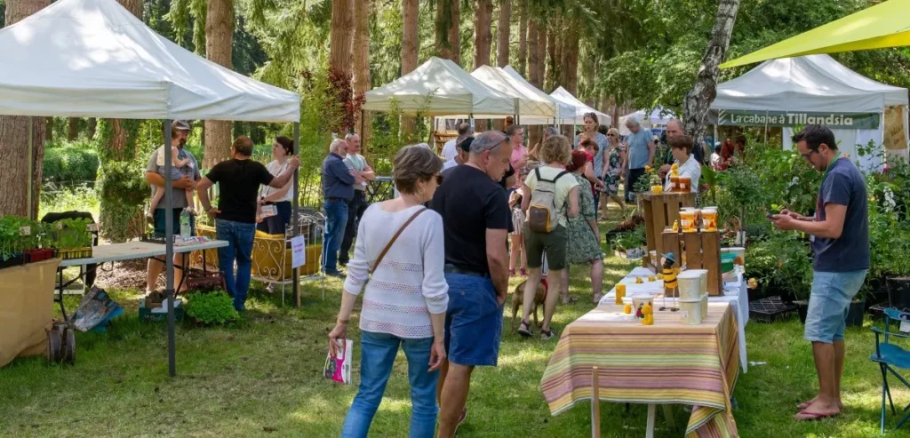 Visiteurs dans les allées de l'événement jardins et nature en fête